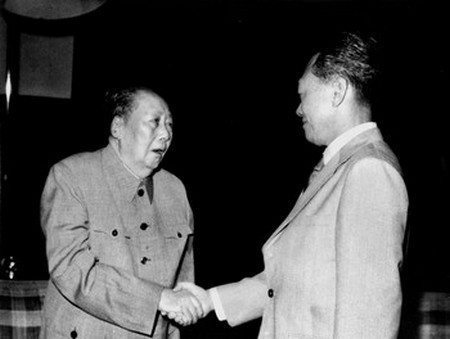 Lee Kuan Yew meets China's then Chairman Mao Tse-tung (Mao Zedong) in Beijing in May 1976 Photo: ST
