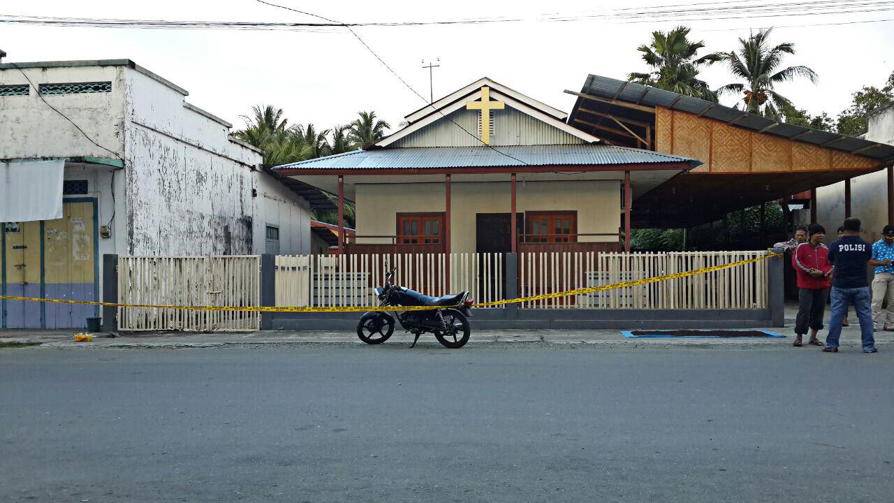 Police cordoned off the Palu Indonesian Christian Church (GKI Palu) in Ampana after a suspicious package was found in front of the church Sunday / photo: thejakartapost
