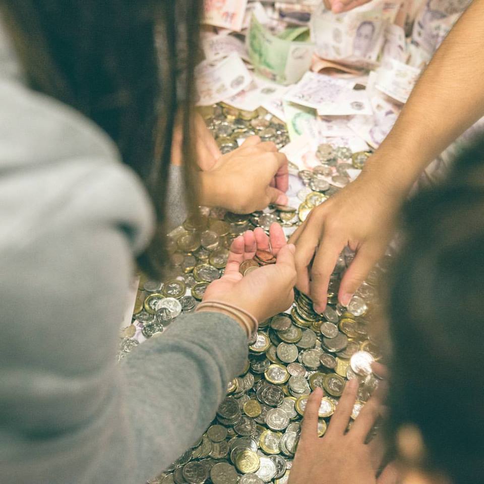 Overnight coin counting after NUSSU Flag Day 2016 / photo: fbcdn.net