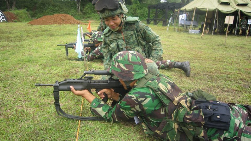 TNI soldiers got the opportunity to fire SAF’s SAR21s with guidance from SAF Soldiers / photo: Singapore Army Facebook