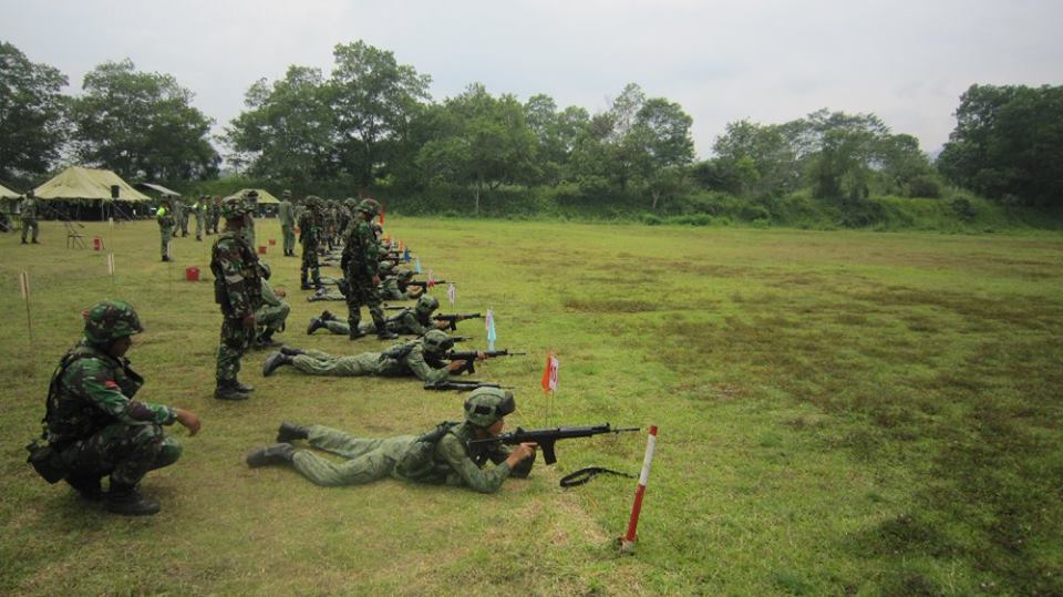 Soldiers from 5 SIR firing the TNI's SS1 at the live firing range at Pusdikif Camp, Bandung / photo: Singapore Army Facebook