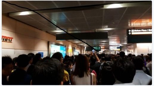 Passngeres waited for CCL train at the station (Source : Ariel Twitter account). 