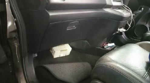 Box with the bird hidden beneath the carpet of the front passenger seat (Source : ICA).