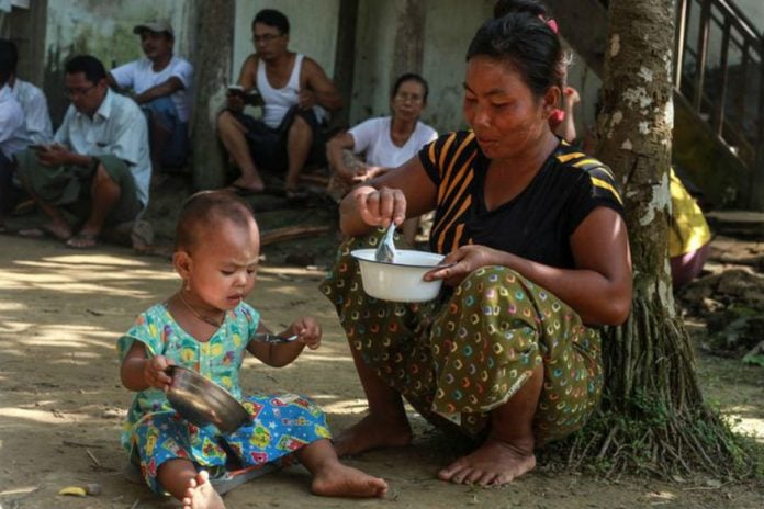 Rohingya woman feeding her child / photo: newsedges.com