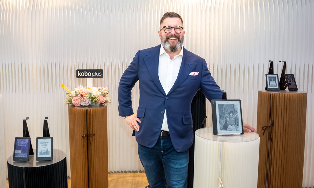 ael Tamblyn, CEO of Rakuten Kobo, posing with Kobo eReaders