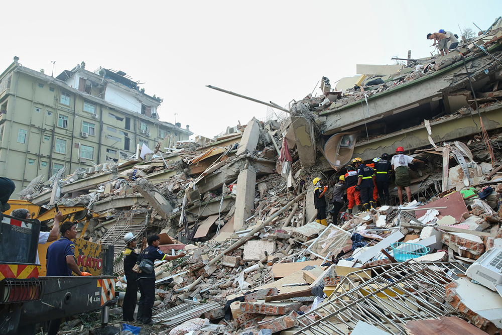 In Mandalay, Myanmar's second-largest city and the area most severely affected by the earthquake, rescue workers conducted search and rescue operations on the 30th at a collapsed building. (Associated Press)